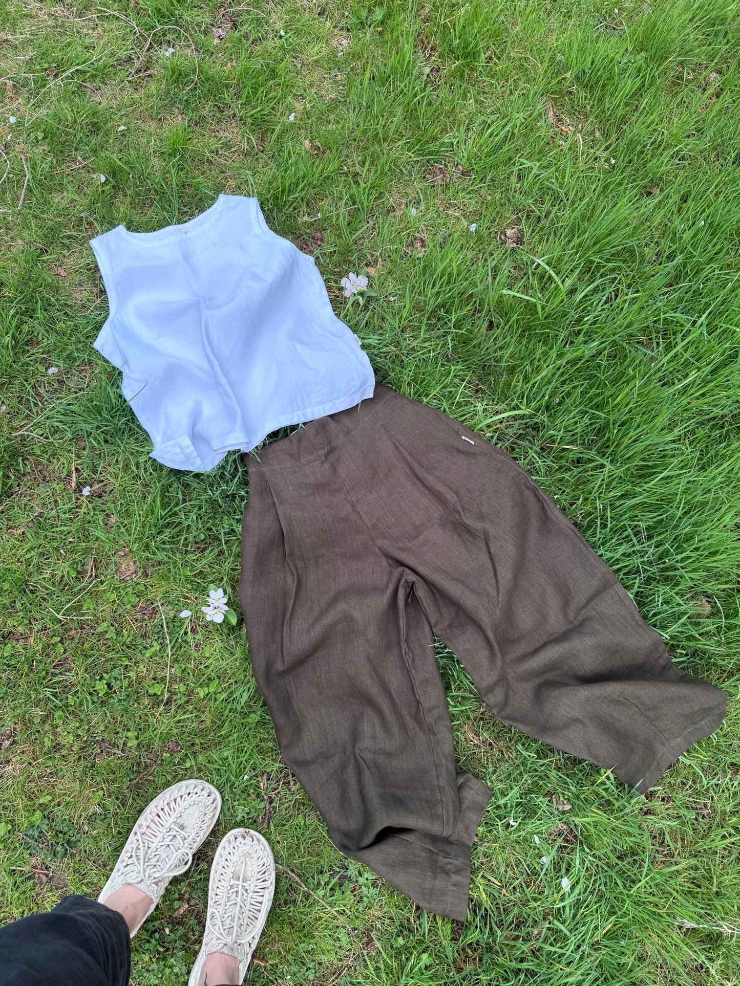 'Morley' tapered linen trousers