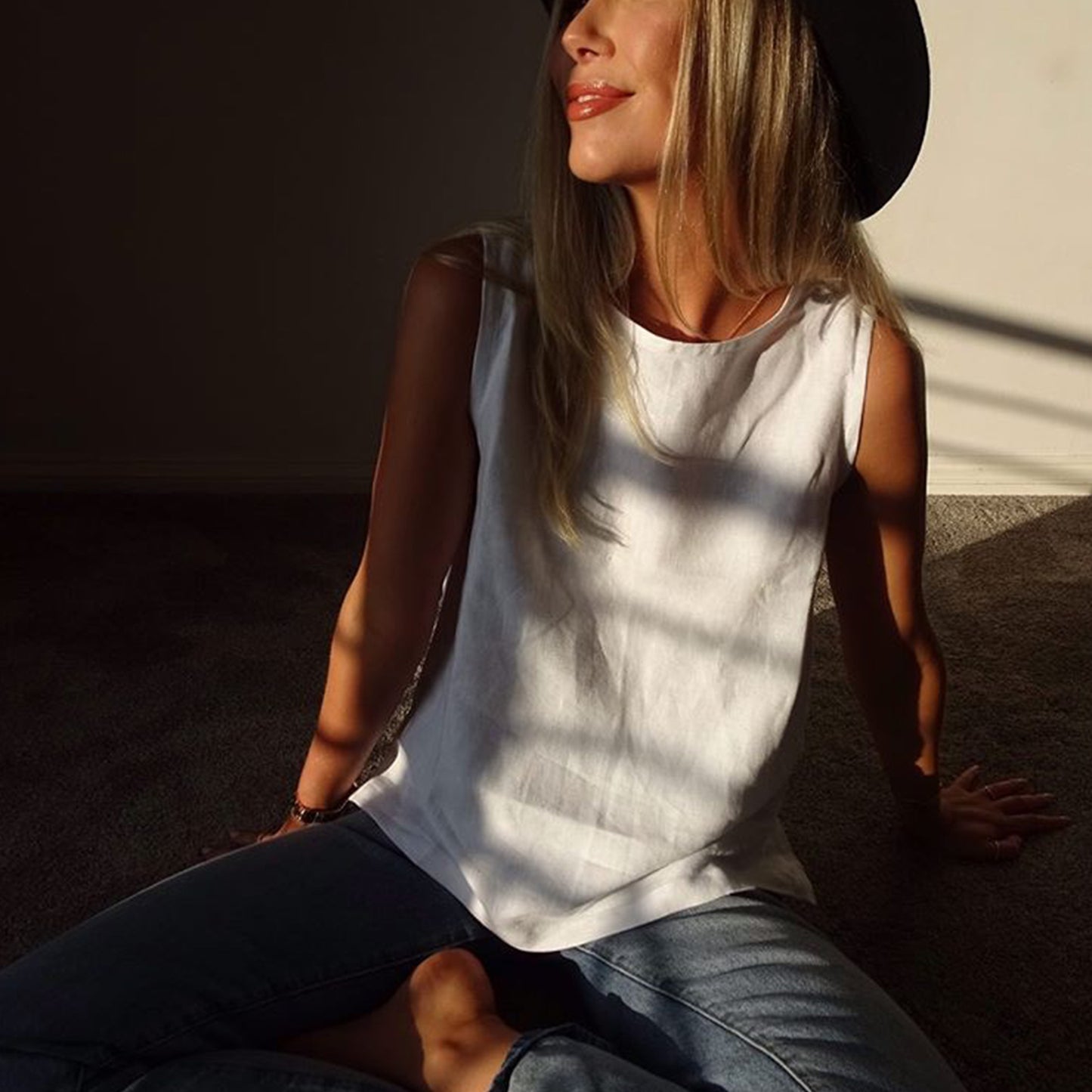 WHITE SLEEVELESS TOP