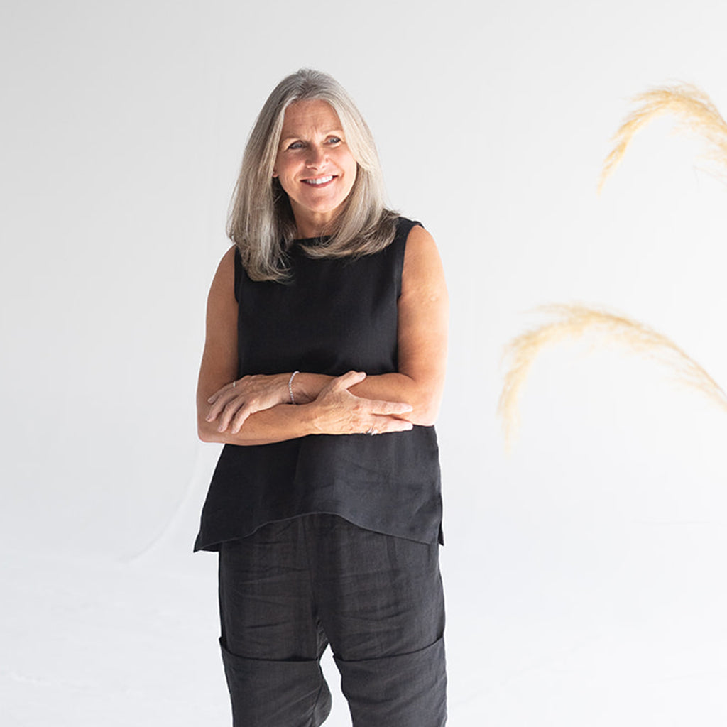 BLACK SLEEVELESS LINEN TOP