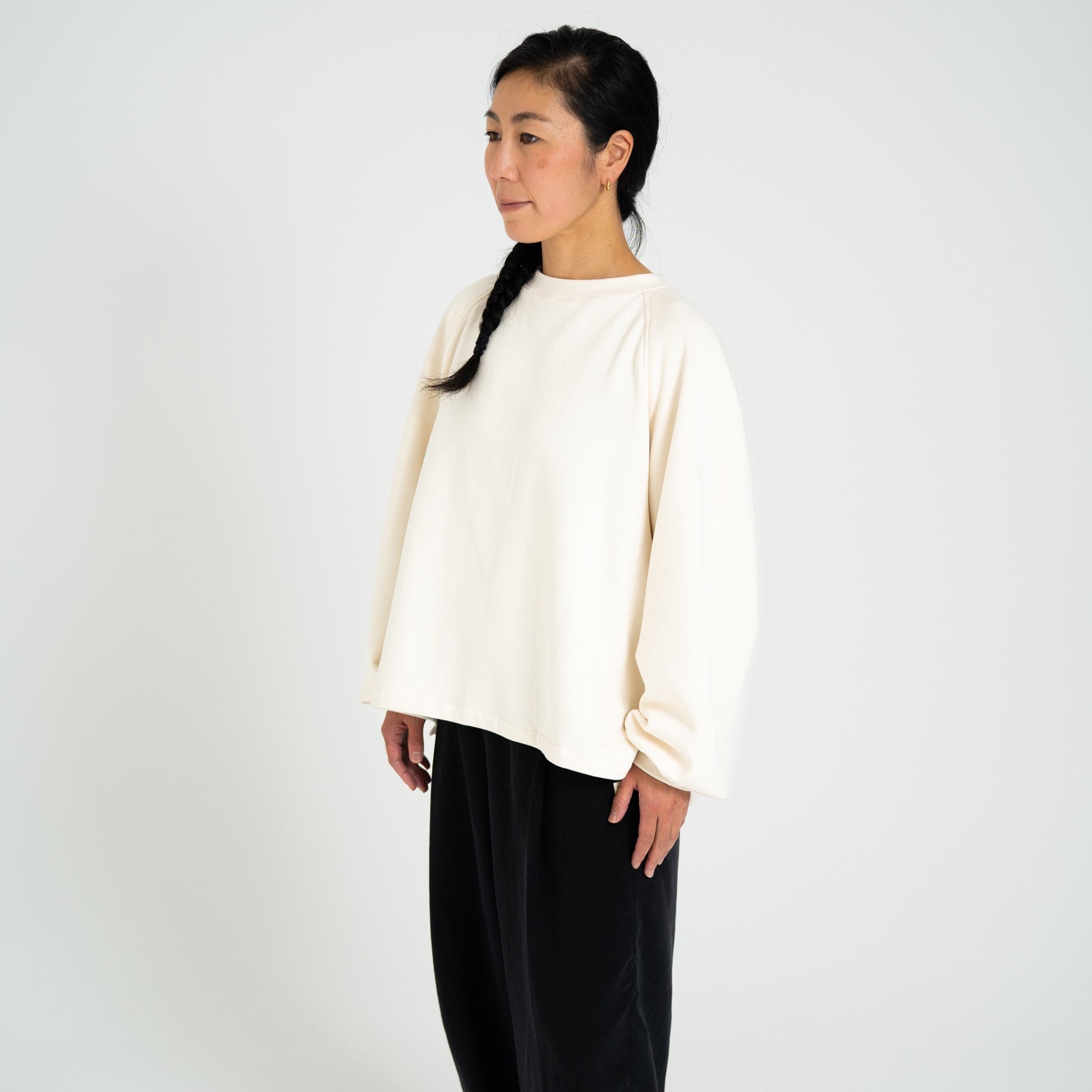 ECRU-ORGANIC-COTTON-SWEAT-LAW-FRONT