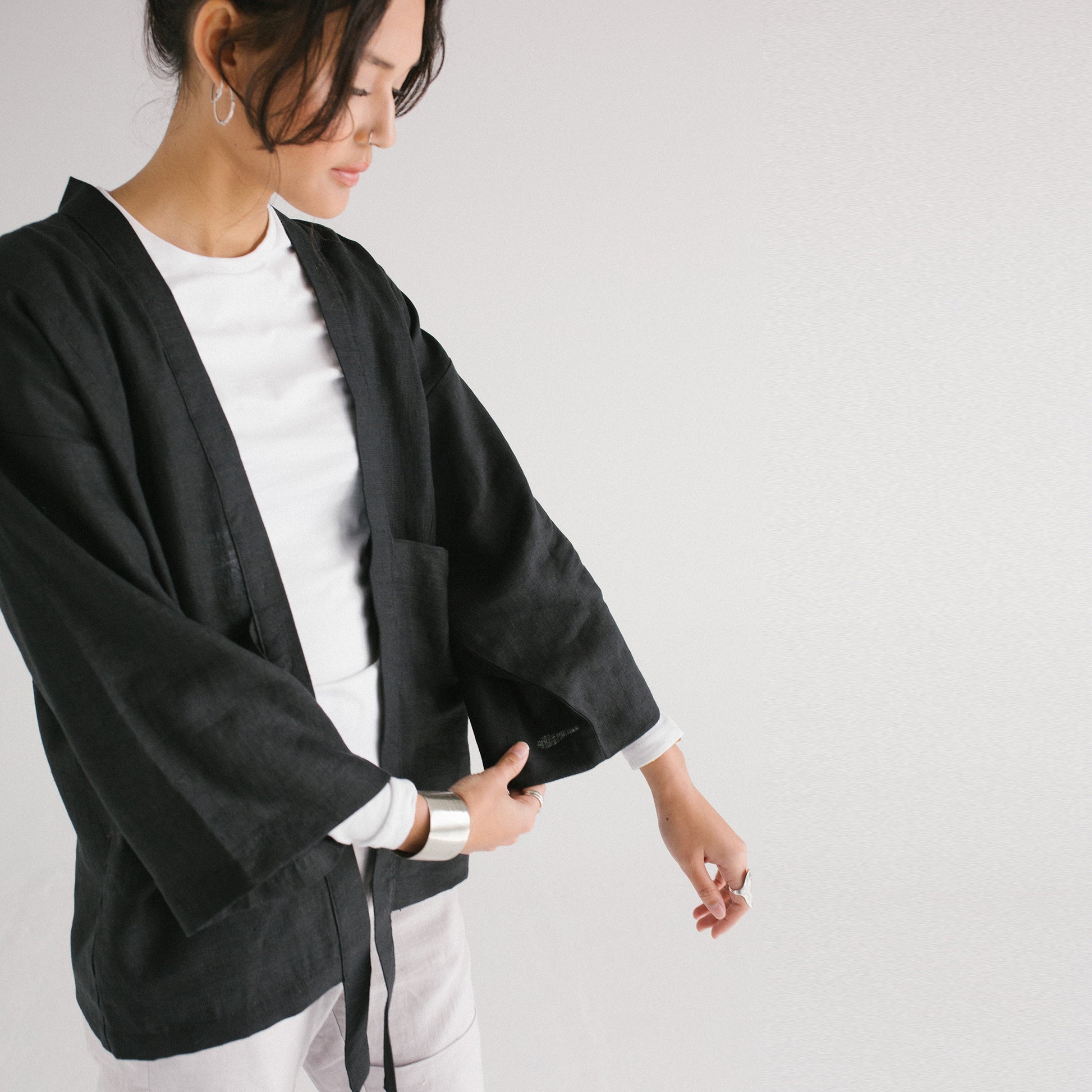 BLACK OVERSIZED LINEN KIMONO CROPPED SLEEVES