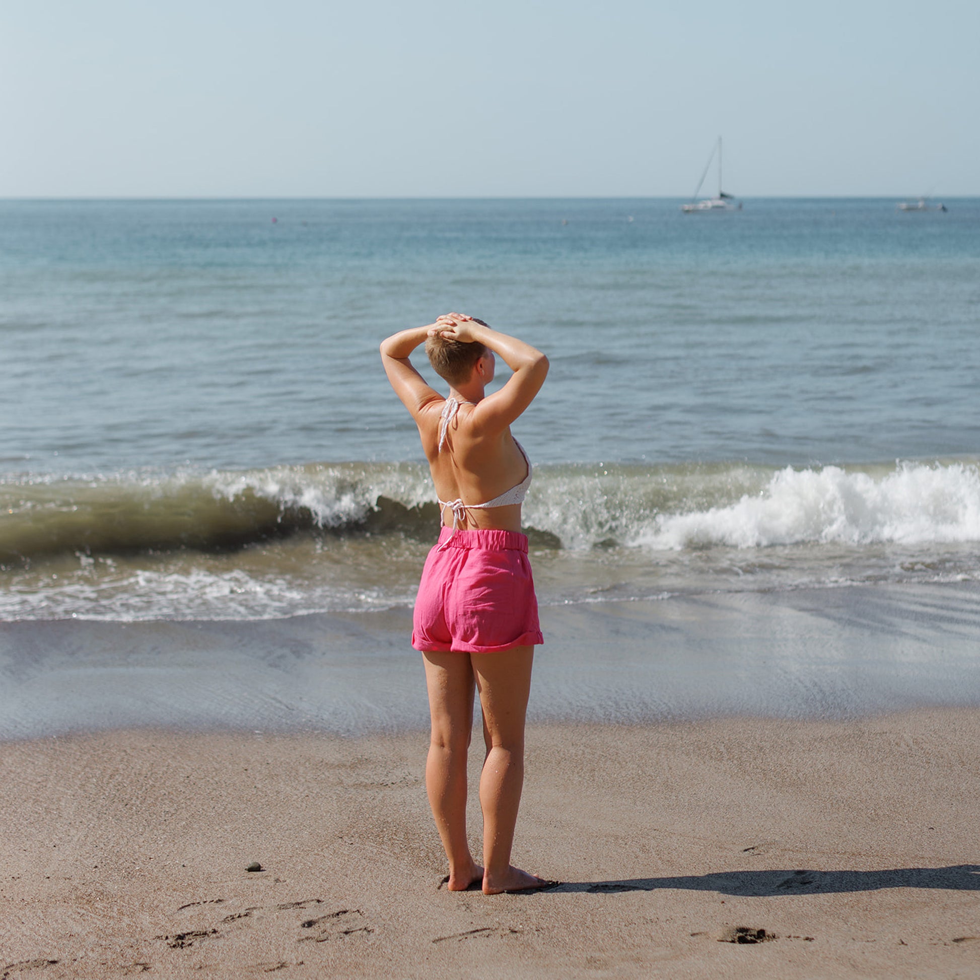 PINK LINEN SHORTS ON BEACH